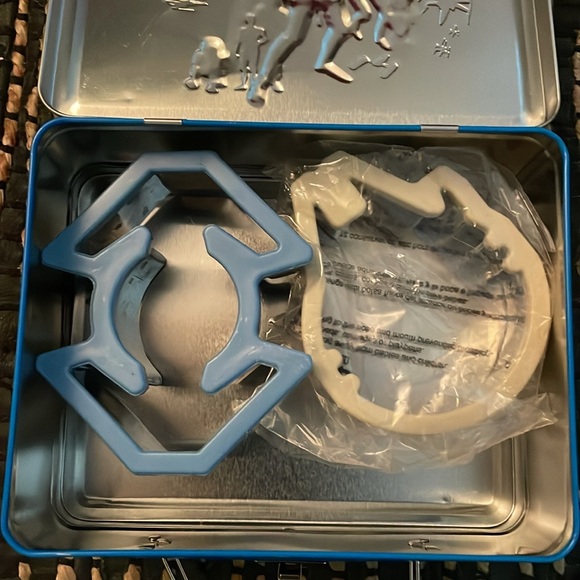 William-Sonoma metal Star Wars lunchbox with sandwich cutters - Picture 6 of 8
